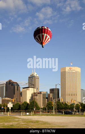 L'Indianapolis skyline avec un ballon à air hota dérive à travers le ciel de l'Indiana Banque D'Images