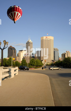 L'Indianapolis skyline avec un ballon à air hota dérive à travers le ciel de l'Indiana Banque D'Images