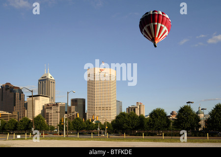 L'Indianapolis skyline avec un ballon à air hota dérive à travers le ciel de l'Indiana Banque D'Images