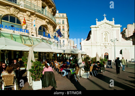 Terrasse en face de l'église Saint Ferreol, VIEUX PORT, Marseille, FRANCE Banque D'Images