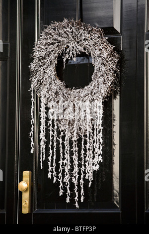 Noël / Xmas couronne d'argent sur un bois / noir / victorien en bois de style géorgien porte avant. (56) Banque D'Images