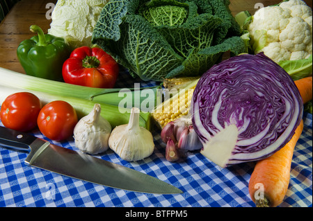 Nature morte avec assortiment de légumes sur une table en bois Banque D'Images
