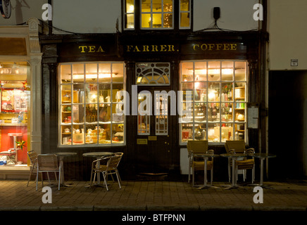 Farrer's thé et café marchands, la nuit, Stricklandgate, Kendal, Cumbria, Angleterre, Royaume-Uni Banque D'Images