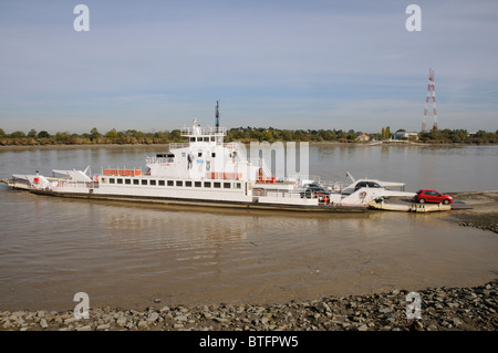 Déchargement des véhicules de la Hermland roro un ferry qui traverse la Loire entre le Pellerin et Coueron Nantes France Banque D'Images