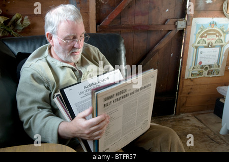 A 65 ans, passionné de jazz recherche dans les enregistrements dans son hangar Banque D'Images