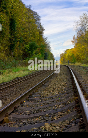 Ligne de chemin de fer, avec des courbes perspective loin dans la distance. Banque D'Images