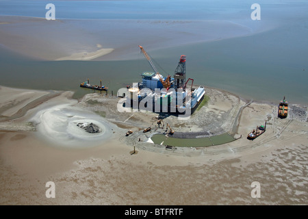 La plate-forme de forage et la protection Mittelplate en mer du Nord au large de Schleswig-Holstein, Allemagne. Banque D'Images