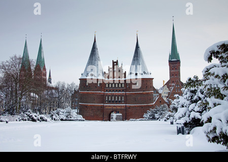 La Porte de Holstein (Holstentor) à Lubeck en hiver, Schleswig-Holstein, Allemagne. Banque D'Images