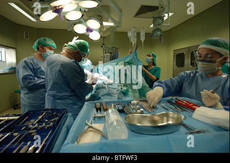 Médecins pratiquant la chirurgie dans la salle d'exploitation Banque D'Images