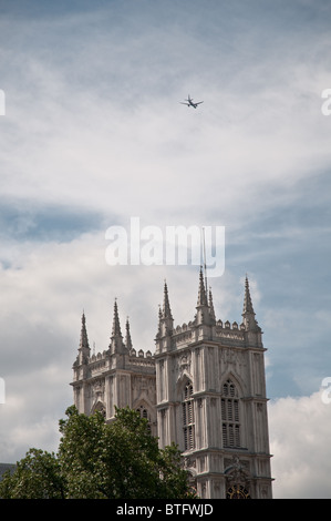 Saint Margaret's avec un avion volant au-dessus de elle Banque D'Images