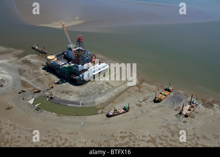 La plate-forme de forage et la protection Mittelplate en mer du Nord au large de Schleswig-Holstein, Allemagne. Banque D'Images