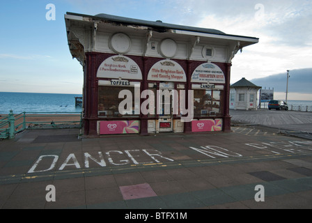 'Lewingtons 1827 ancien et Brighton Rock Candy shoppe' shop sur front de mer de Brighton, l'esplanade. East Sussex, England UK. Près de l'entr Banque D'Images