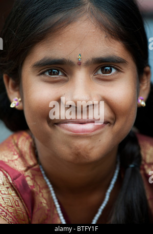 Smiling happy Indian village girl. L'Inde Banque D'Images