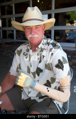 L'homme avec un bras prothétique à Boise, Idaho, USA. M. Banque D'Images