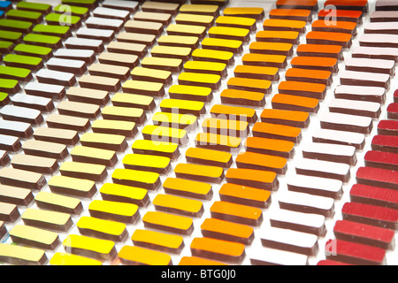 Bonbons de chocolat noir et de couleurs vives, Paris, France Banque D'Images