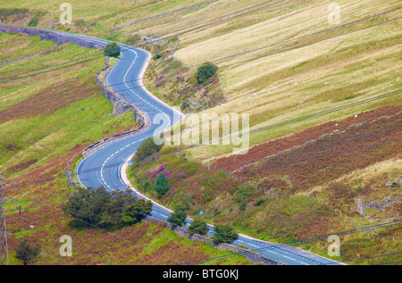 Route sinueuse qui traverse campagne en Cumbria, Angleterre Banque D'Images