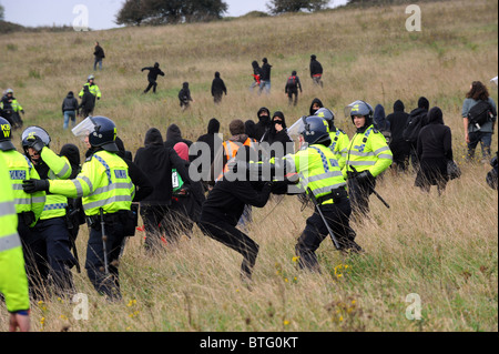 Les agents de police en tenue de choc avec les manifestants lors d'une récente tenue en mars EDO Smash Brighton Banque D'Images