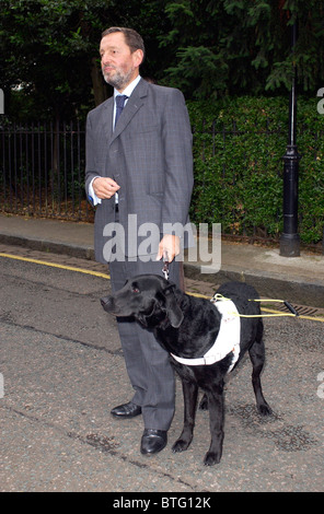 David Blunkett, Secrétaire d'État dans le gouvernement Home Office, arrive avec son chien-guide pour la société partie à Chelsea Banque D'Images