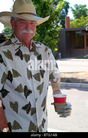 L'homme avec un bras prothétique à Boise, Idaho, USA. M. Banque D'Images