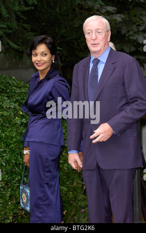 Sir Michael Caine, acteur et épouse Shakira Caine inscrivez-vous d'autres célébrités pour une partie à Carlyle Square, Chelsea Banque D'Images