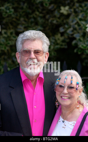Rolf Harris avec sa femme à une célébrité Alwen fête organisée par le diffuseur Sir David Frost à Chelsea. Banque D'Images