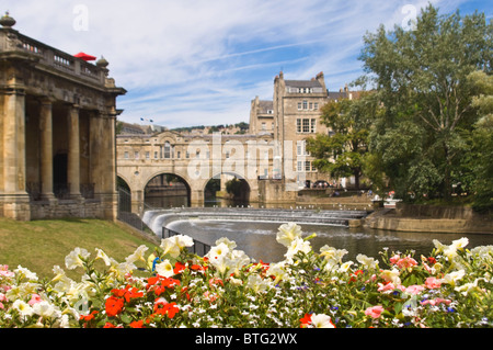 Grand angle horizontal de la classe 1 énumérés Pulteney Bridge traversant la rivière Avon dans le centre de Bath sur une journée ensoleillée. Banque D'Images