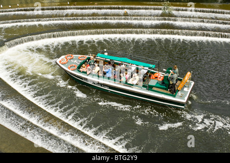 L'antenne horizontale close up de touristes assis dans un bateau de vitesse sur une visite guidée à travers le centre-ville de Bath Banque D'Images