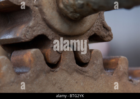 Rusty cogs sur de l'équipement marin à Kimmeridge Bay, Dorset Banque D'Images