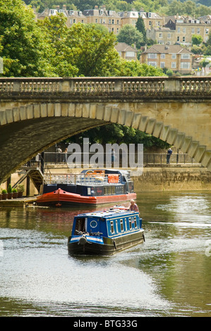 Vue verticale de l'autre côté de la rivière Avon à Bath avec canal bateaux naviguant le long sous le soleil. Banque D'Images