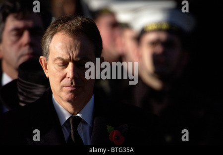 Le premier ministre Tony Blair en cravate noire de deuil avec les yeux fermés en Cérémonie du Souvenir au cénotaphe de Whitehall, Londres Banque D'Images