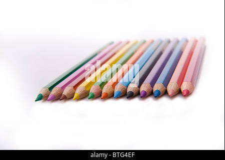 Ligne horizontale de 12 crayons de couleur Banque D'Images