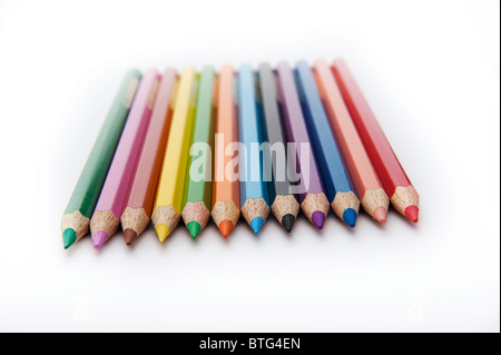 Ligne horizontale de 12 crayons de couleur Banque D'Images