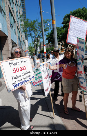 Au cours de la visite au Canada de Queens Indiens indigènes protestent contre la pratique du 19e siècle honteux des pensionnats Banque D'Images