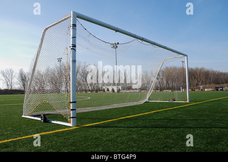 Poteaux de but mobiles à roulettes et filet sur un terrain de soccer à Toronto, Ontario, Canada Banque D'Images