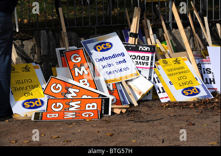 Les protestataires prennent part à la Brighton mars contre les compressions qui ont eu lieu dans le centre de Brighton Banque D'Images