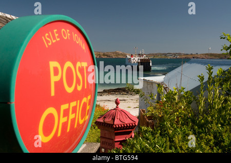 L'île d'Iona bureau de poste à Baile Mor village alors que le traversier de l'île de Mull s'approche de la jetée. 6950 SCO Banque D'Images