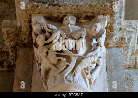Colonne de la capitale, l'église Sainte Marie Madeleine (Basilique de St Magdalene), Vezelay, Yonne, Bourgogne, France Banque D'Images
