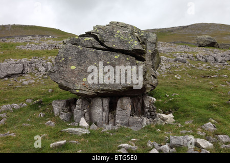 Rocher de grès erratiques perché sur un socle calcaire près de Norber Austwick Yorkshire Dales National Park UK Banque D'Images