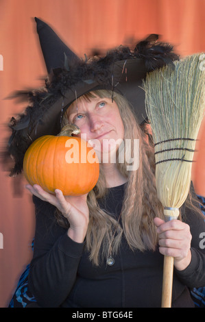 Une sorcière effrayante se prépare à lancer un sort sur l'Halloween à Carrizozo, Nouveau Mexique. Banque D'Images