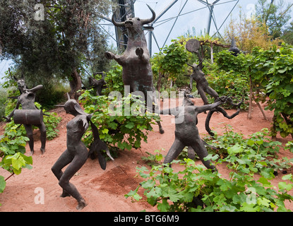 Les rites de Dionysus, une installation artistique de Tim Shaw dans le Biome méditerranéen au projet Eden, Cornwall, Royaume-Uni Banque D'Images