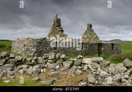 Ruine et derlict croft près de Kirkabost Claddach sur l'île de North Uist, Hébrides extérieures, en Écosse. 6964 SCO Banque D'Images