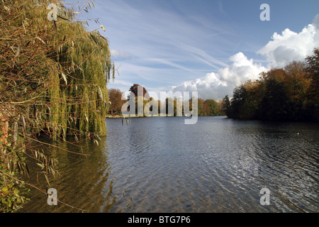 La Tamise à Mednemham, Berkshire, Angleterre Banque D'Images