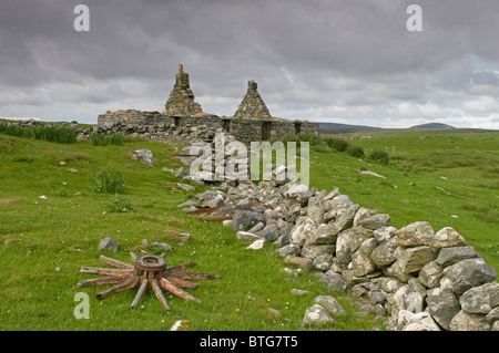 Ruine et derlict croft près de Kirkabost Claddach sur l'île de North Uist, Hébrides extérieures, en Écosse. 6965 SCO Banque D'Images