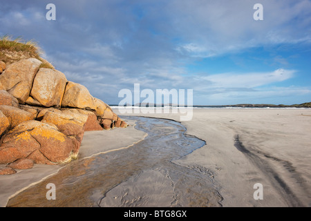 Les rochers et les flux sur le Carrickfin beach, comté de Donegal, Irlande, l'Ulster. Banque D'Images