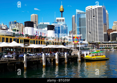 Donnant sur Darling Harbour CBD Banque D'Images