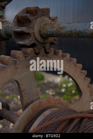 Rusty cogs sur de l'équipement marin à Kimmeridge Bay, Dorset Banque D'Images