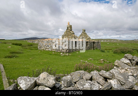 Ruine et derlict croft près de Kirkabost Claddach sur l'île de North Uist, Hébrides extérieures, en Écosse. 6966 SCO Banque D'Images