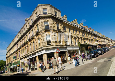 Grand angle de visualisation horizontal classique de l'architecture en Bathstone le centre-ville de Bath par un beau jour d'été. Banque D'Images