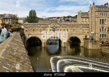 Grand angle horizontal de la classe 1 énumérés Pulteney Bridge traversant la rivière Avon dans le centre de Bath sur une journée ensoleillée. Banque D'Images