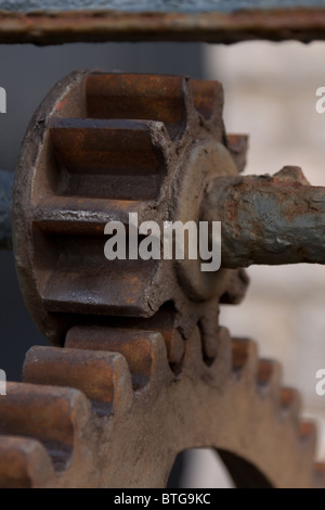 Rusty cogs sur de l'équipement marin à Kimmeridge Bay, Dorset Banque D'Images